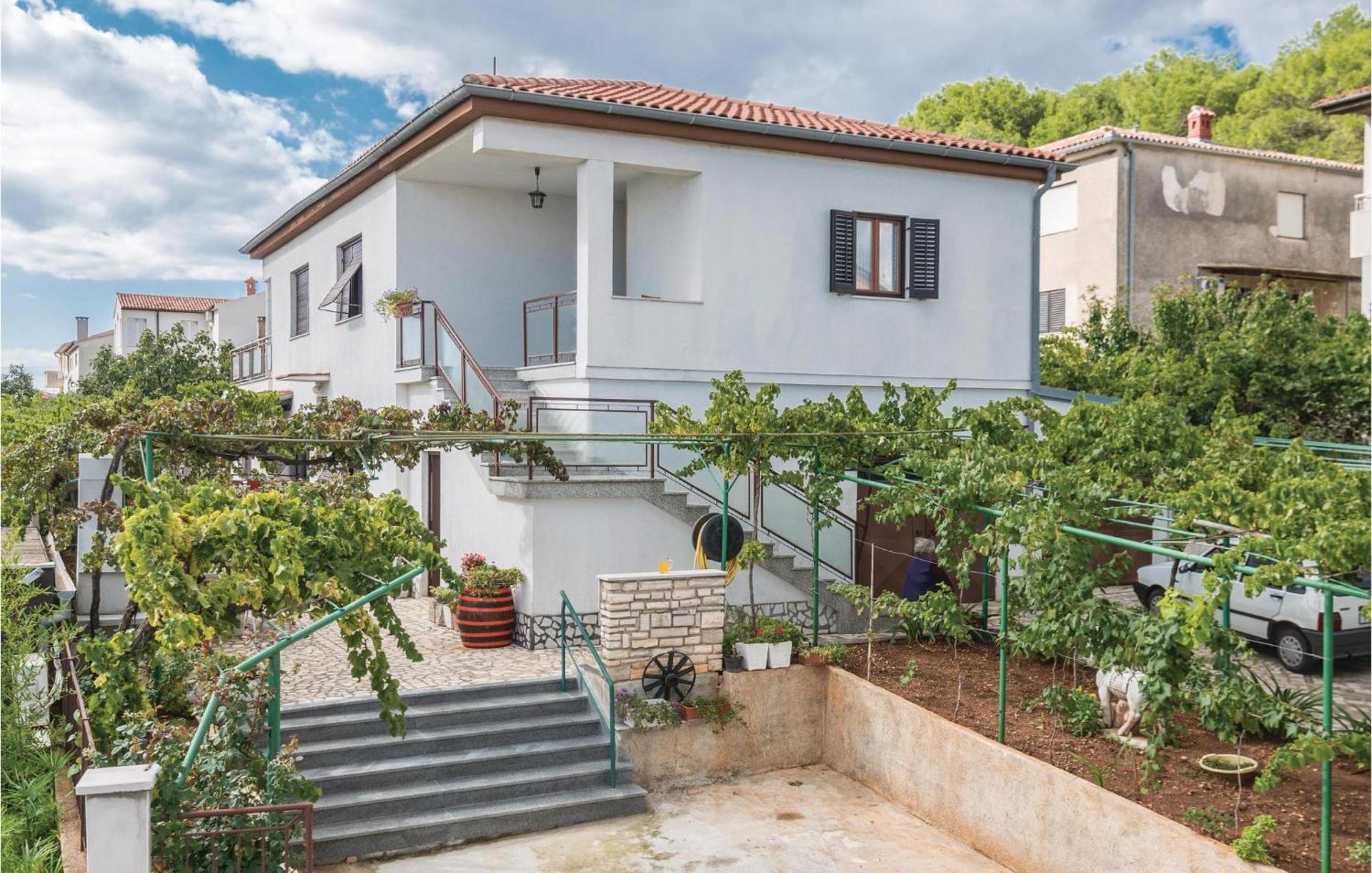 1 Bedroom Cozy Apartment In Pula Luaran gambar